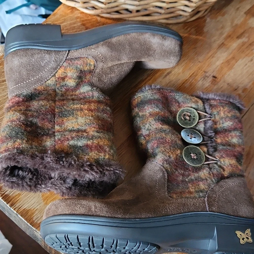 Alegria Nanook Pecan Fuzzy‎ Boots Size 36 (US 6-6.5) Brown Wooly Faux Fur Lined
